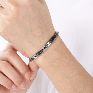 Détail du bracelet ouvert œil du démon punk avec crânes et motifs de feuilles d'érable noirs