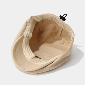 Détail de béret pour bébé avec cordon réglable et coutures intérieures soignées