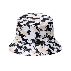 Bob réversible avec motifs de chevaux noirs et marrons sur coton blanc respirant