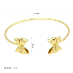 Detail view of 18k gold plated bow cuff bracelet with 68mm width and 9.7g weight