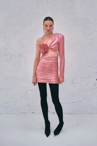 Détails de la robe en satin rose à épaule dénudée avec fleur 3D et ourlet froncé