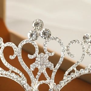 Vue macro d'un diadème de mariée argenté avec strass brillants et motifs en forme de cœur