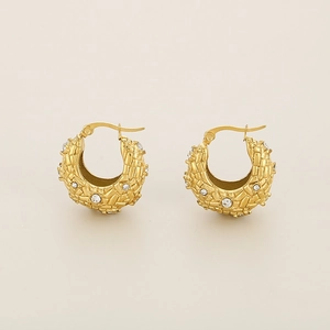Détail de boucles d'oreilles en U dorées 18K avec texture tressée et zircons scintillants