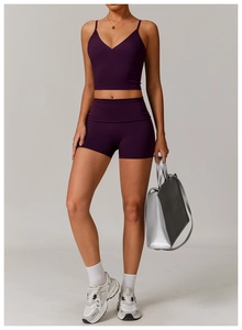 Vue détaillée du short de yoga taille haute et du haut de sport à col en V en violet