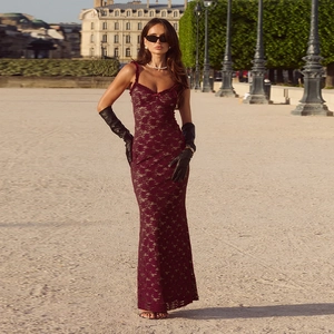 Elegantes burgunderrotes Spitzenkleid in schmaler Passform mit floralen Trägern im Vintage-Stil