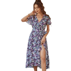 Robe portefeuille fleurie bohème avec col en V et manches volantées sur fond blanc