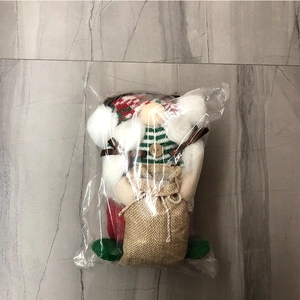 Detail eines Weihnachtsgnoms mit Strickmütze und Leinensack in Klarverpackung