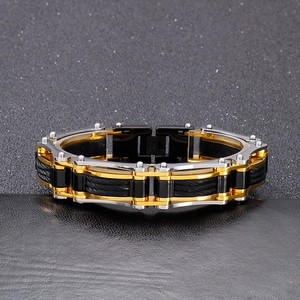 Vue détaillée du bracelet de moto en acier inoxydable tricolore avec incrustation de fil noir