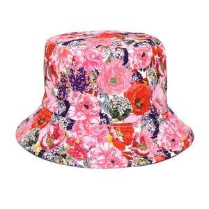 Détail du motif floral multicolore sur ce chapeau bob de soleil de haute qualité