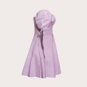 Robe violette à manches bouffantes avec col en V et taille découpée sur fond blanc
