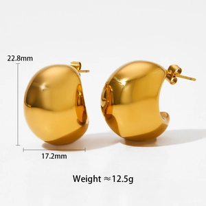 Vue détaillée des boucles d'oreilles créoles dorées épaisses avec mesures de 22,8 mm