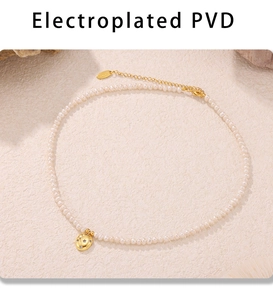Détail du pendentif ovale plaqué PVD avec motif étoile sur collier de perles