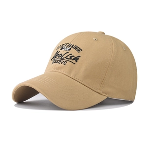 Gros plan détaillé d'une casquette de baseball kaki avec broderie noire et visière courbée