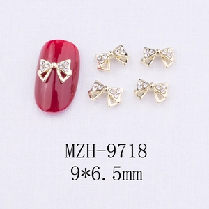 Détails des bijoux d'ongles nœuds dorés 9x6,5mm avec strass incrustés et dimensions