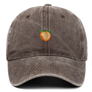 Detailaufnahme der Pfirsich-Stickerei auf einer grauen Vintage-Basecap aus Baumwolle