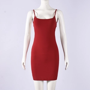Détail de la mini robe rouge moulante avec dos nu et coupe ajustée sur un mannequin