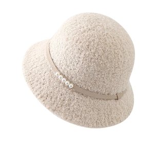Chapeau bob en laine d'agneau crème pour femme avec perles élégantes et ruban cuir