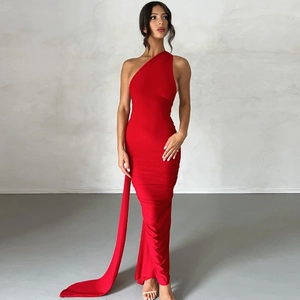 Détail de la robe de soirée rouge à une épaule avec drapé latéral et coupe ajustée