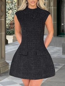 Nahaufnahme eines schwarzen ärmellosen Tweedkleids mit Glitzereffekt und Taschendetails