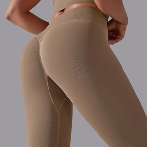 Detaillierte Nahaufnahme der nahtlosen gerippten Yoga-Leggings mit Push-Up-Effekt