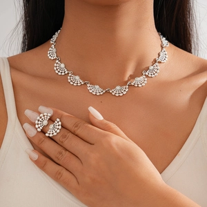 Détail du collier argenté en éventail et boucles d'oreilles en diamant sur modèle