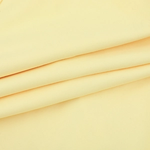 Vue macro détaillée de la texture du tissu en maille jaune pâle et des plis doux