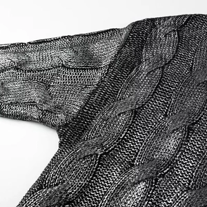 Gros plan d'un pull en maille gris argenté montrant le fil métallique et la texture