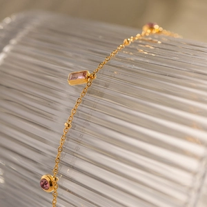 Collier en chaîne dorée avec pierres précieuses violettes rectangulaires et rondes