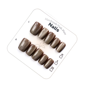 Faux ongles œil de chat courts carrés marron avec éclat magnétique sur carte de présentation