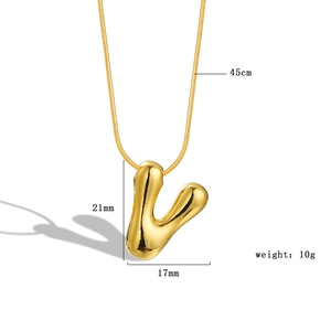 Detail showing 45cm gold chain and 21mm balloon letter pendant dimensions and weight