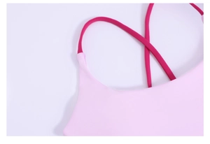 Detail eines rosa Sport-BHs mit überkreuzten Trägern und nahtlosem Stretchgewebe
