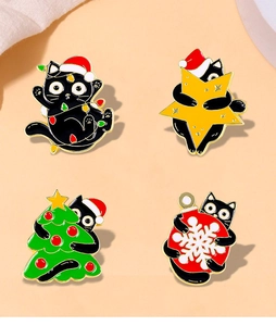 Detail von vier niedlichen Emaille-Pins mit schwarzen Katzen und Weihnachtsdekor