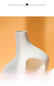 Detail van wit mat abstract keramisch beeldhouwwerk met hol ontwerp voor modern decor
