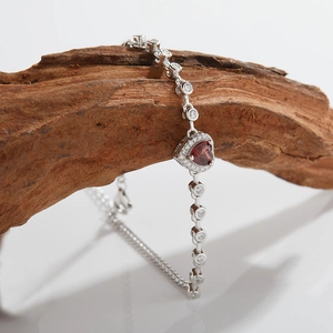 Bracelet élégant en argent s925 avec pierre rouge en cœur et pavé de zircons sur bois