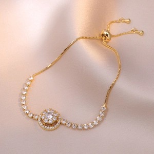 Pulsera dorada ajustable con un girasol giratorio de circonita verde esmeralda