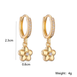 Detailed size view of gold flower hoop earrings with dimensions 2.3cm and 4g weight