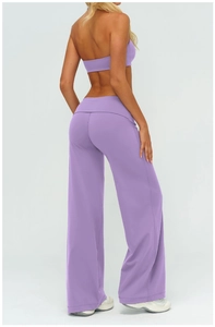 Detailansicht des lavendelfarbenen Yoga-Sets mit offenem Sport-BH und weiter Hose