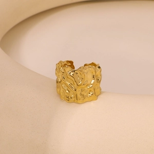 Anello largo irregolare in acciaio inossidabile placcato oro 18K con trama lavica