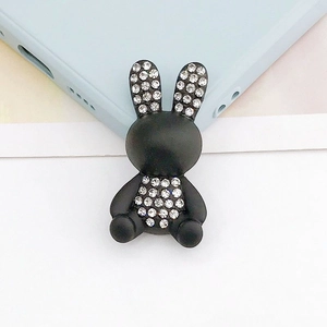 Dettaglio di ciondolo coniglio nero opaco con strass per decorazione cover fai-da-te