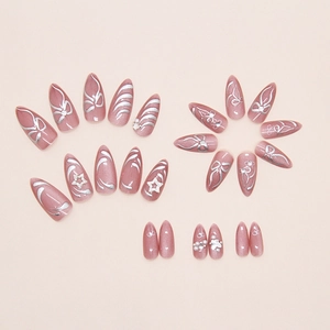 Détail de faux ongles œil de chat en amande avec nœuds argentés et étoiles brillantes