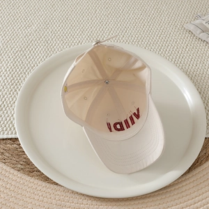 Detailansicht der Innenseite einer beige Baumwollkappe mit Stickerei und Smiley-Etikett