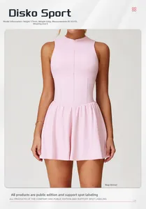 Vue détaillée de la robe de sport rose avec col montant et ourlet plissé élégant