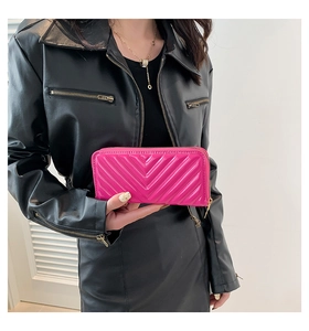 Portefeuille long matelassé rose vif tendance avec fermeture éclair dorée en main
