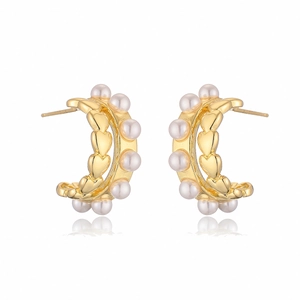 Elegantes pendientes de aro en forma de C bañados en oro de 18K con perlas y reflejos