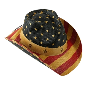 Détail d'un chapeau de paille de cowboy avec drapeau américain, étoiles et rivets dorés