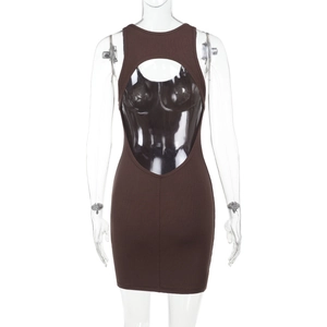 Détail de la robe mini en maille côtelée marron avec un design dos nu évidé ovale
