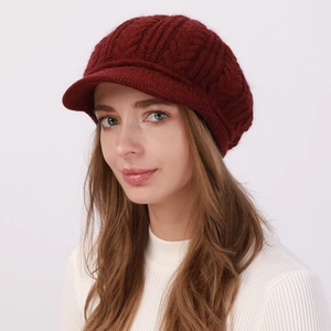 Detalle de punto trenzado en gorra de visera color burdeos con forro polar cálido