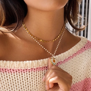 Collier double rang en acier doré 18 carats avec pendentif coeur fleuri et perles douces