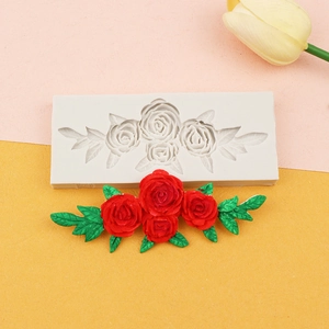 Detailansicht der 3D Rosen Silikonform mit fertiger Seifenblume und Blattstruktur