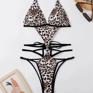 Costume da bagno intero leopardato con profondo scollo a V e lacci neri incrociati in vita